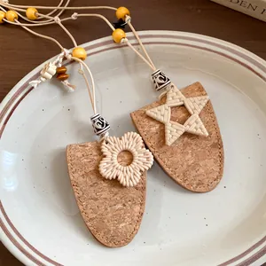Vue détaillée du collier bohème en cuir de liège avec breloques fleur et étoile