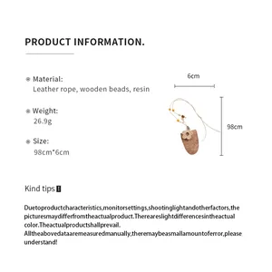 Détails du collier en cuir bohème avec fleur en résine, perles en bois et dimensions.