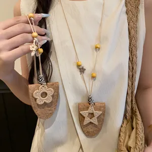 Vue détaillée du collier bohème en cuir avec porte-lunettes tissés étoile et fleur