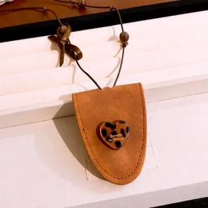 Collier porte-lunettes en cuir suédé avec un cœur en résine à motif léopard chic
