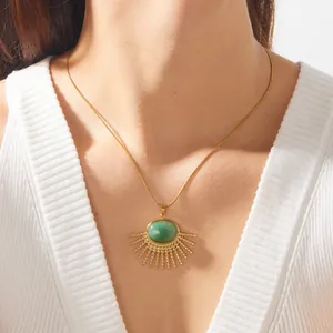 Gedetailleerde close-up van een groene harsketting in neo-Chinese stijl in goud
