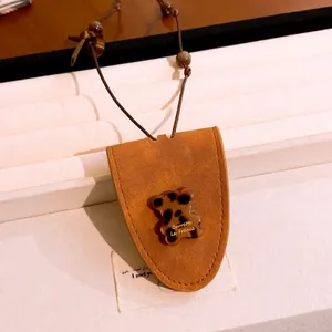 Collier porte-lunettes élégant en cuir marron avec un adorable ours léopard en résine