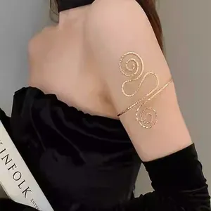 Eleganter goldener Spiral-Armreif als Accessoire am Oberarm eines Models gezeigt