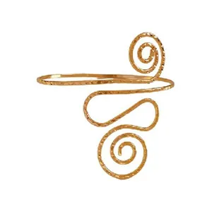 Goldener gehämmerter Metall Spiral-Oberarmreif mit gedrehtem Design für Damen.