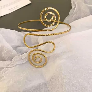Vergoldete spiralförmige Oberarmspange mit gehämmerter Struktur für Damen Stil