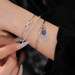 Detaillierte Nahaufnahme eines französischen Zirkon-Armband-Sets am Handgelenk