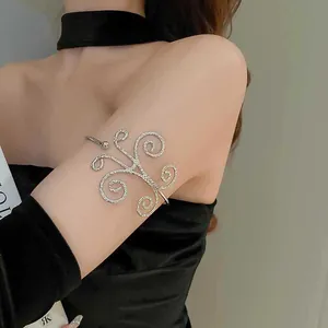 Exquisite Nahaufnahme eines silbernen filigranen Armreifs mit funkelnder Textur