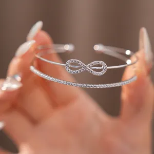 Nahaufnahme eines eleganten Silberarmbands mit Unendlichkeitssymbol und Zirkonia