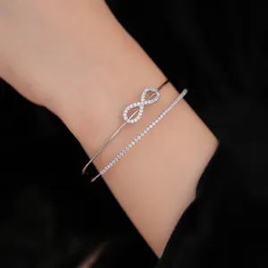 Detaillierte Nahaufnahme eines eleganten silbernen Armreifs mit einem Unendlichkeitssymbol