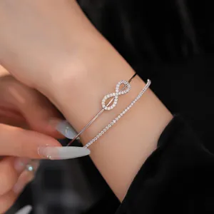 Elegantes Set aus silbernem Armreif mit Unendlichkeitssymbol und Zirkonia-Akzenten