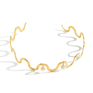 Elegantes goldfarbenes Wellen-Choker aus Edelstahl mit funkelnden Zirkonia-Anhängern.