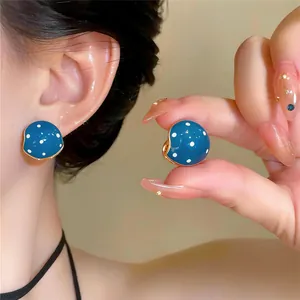 Elegante blauwe emaille ronde oorknopjes met stippen en gouden rand in retro-modestijl