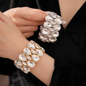 Makro-Ansicht des zweilagigen elastischen Tropfen-Strass-Armbands in Gold und Silber