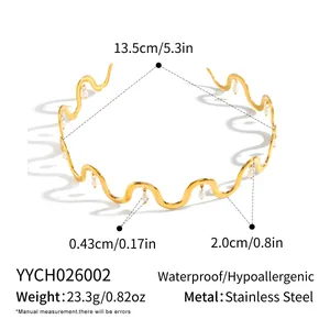 Detaillierte Maße des goldenen, welligen Edelstahl-Chokers mit Perlenanhängern.