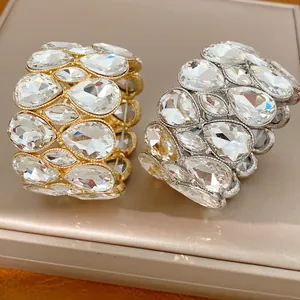 Detailansicht luxuriöser doppelschichtiger elastischer Armbänder mit Kristalltropfen.