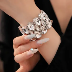 Detailansicht eines luxuriösen zweilagigen elastischen Armbands mit Kristalltropfen.