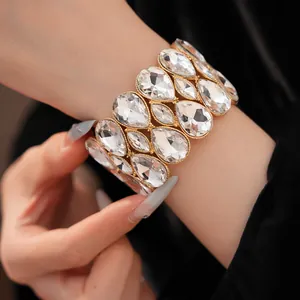 Detaillierte Makroansicht eines eleganten zweilagigen Tropfenkristall-Armbands in Goldoptik