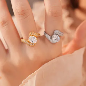 Détail de bagues ouvertes plaquées or 18 carats avec oxydes de zirconium ovales