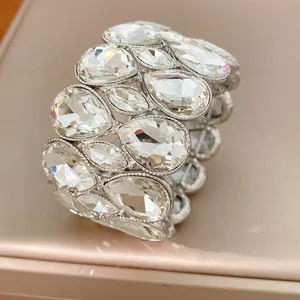 Nahaufnahme eines breiten elastischen Armbands mit glitzernden Tropfenkristallen