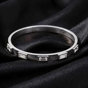 Gros plan sur un bracelet en acier argenté poli orné de zircons rectangulaires