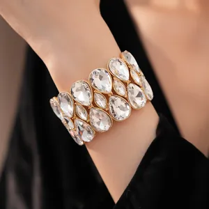 Detailansicht eines luxuriösen zweilagigen elastischen Armbands mit Kristalltropfen