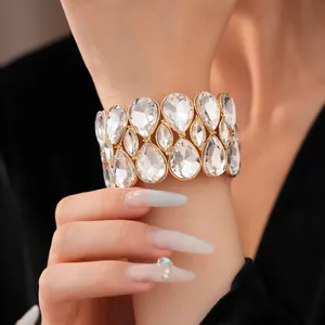 Detaillierte Makroansicht des elastischen Armbands mit Tropfenkristallen und Goldton