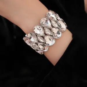 Detailansicht eines silbernen Stretch-Armbands mit großen klaren Tropfenkristallen