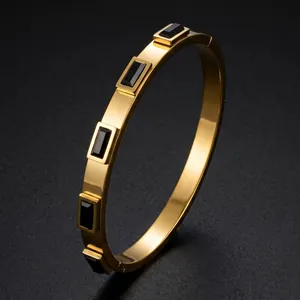 Bracelet jonc doré en acier titane avec détails de pierres de zircone noires rectangulaires