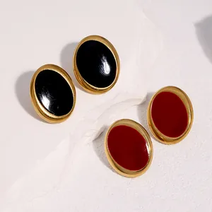 Detailansicht der ovalen Vintage-Ohrstecker aus Edelstahl mit schwarzer Emaille