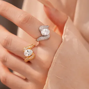 Gros plan de bagues élégantes plaquées or 18k et argent avec zircon sur la main