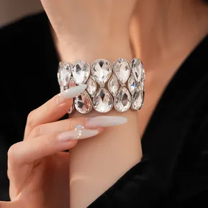 Detailansicht eines luxuriösen zweilagigen Tropfen-Strass-Armbands am Handgelenk