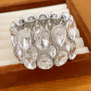 Detailaufnahme des doppellagigen Kristallarmbandes mit silberner Fassung.
