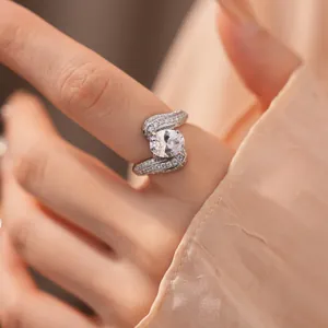 Gros plan détaillé d'une bague plaquée or 18 carats sertie d'un zircone ovale étincelant