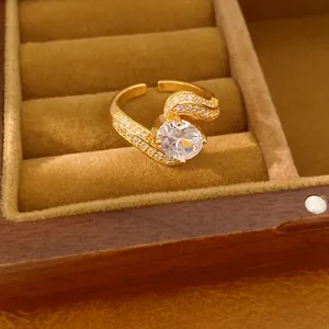 Vue détaillée d'une bague réglable plaquée or 18 carats avec une grande pierre de zircone