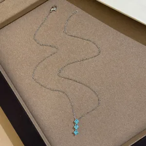 Collier en argent de style français avec trois pendentifs fleurs en zircon bleu sur écrin brun