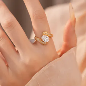 Vue macro du détail de la bague en zircon ovale plaquée or 18 carats sur un doigt