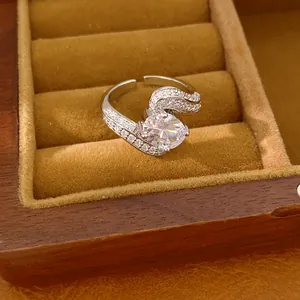 Vue détaillée d'une bague ouverte en zircon ovale avec placage en or 18 carats
