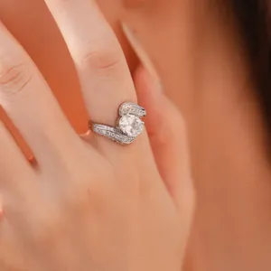 Détail d'une bague en zircon plaquée or 18 carats sur un doigt avec des pierres brillantes