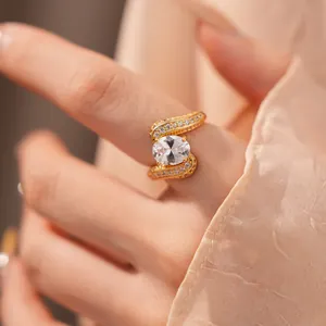 Vue détaillée d'une bague de luxe plaquée or 18 carats avec zircon ovale sur une main