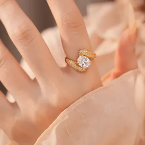Bague ouverte élégante plaquée or 18 carats avec une pierre de zircone ovale brillante
