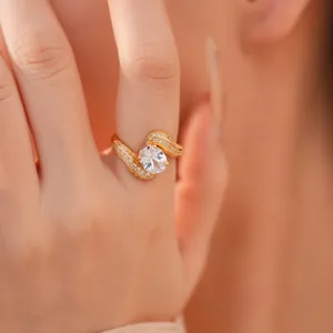 Gros plan d'une élégante bague en plaqué or 18 carats avec une grande pierre de zircon ovale