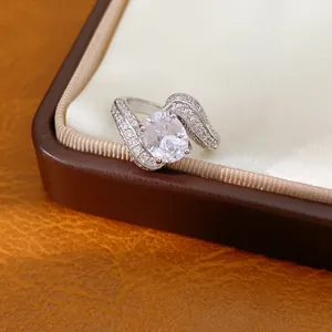 Vue détaillée d'une bague plaquée or blanc 18 carats avec un grand zircon ovale
