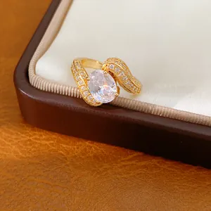 Vue détaillée d'une bague ouverte plaquée or 18k avec zircone ovale et serti de pavés.