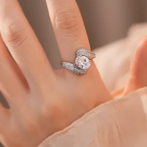 Gros plan d'une bague élégante plaquée or blanc 18 carats avec zircon ovale