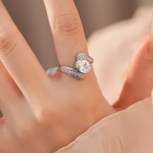Vue détaillée d'une élégante bague ouverte plaquée or avec zircone ovale portée au doigt