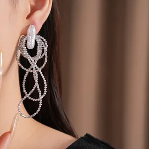 Detailaufnahme eleganter mehrlagiger grauer Perlenohrringe mit weißem Perlenstecker-Design