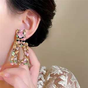 Makroansicht von luxuriösen bunten Kristall-Strass-Ohrringen an einem Modellohr