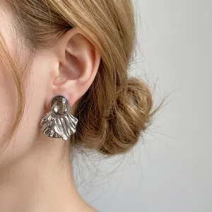 Elegante silberne fächerförmige Falten-Ohrstecker mit funkelnden Kristall-Strasssteinen Damen