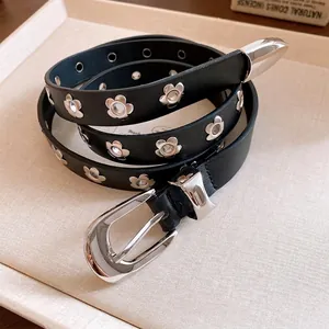 Eleganter französischer Vintage-Ledergürtel für Damen mit schicken silbernen Blumenösen