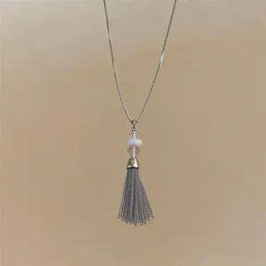 Detail van een Franse stijl roestvrijstalen kwastjesketting met elegante kralen